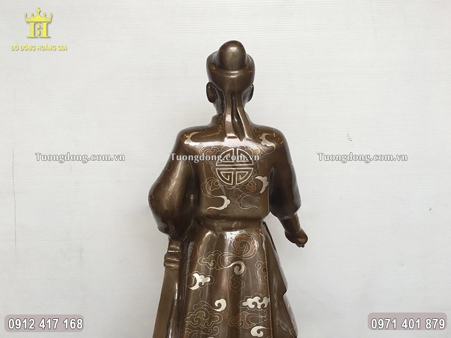 Hình ảnh phía sau của bức tượng đồng